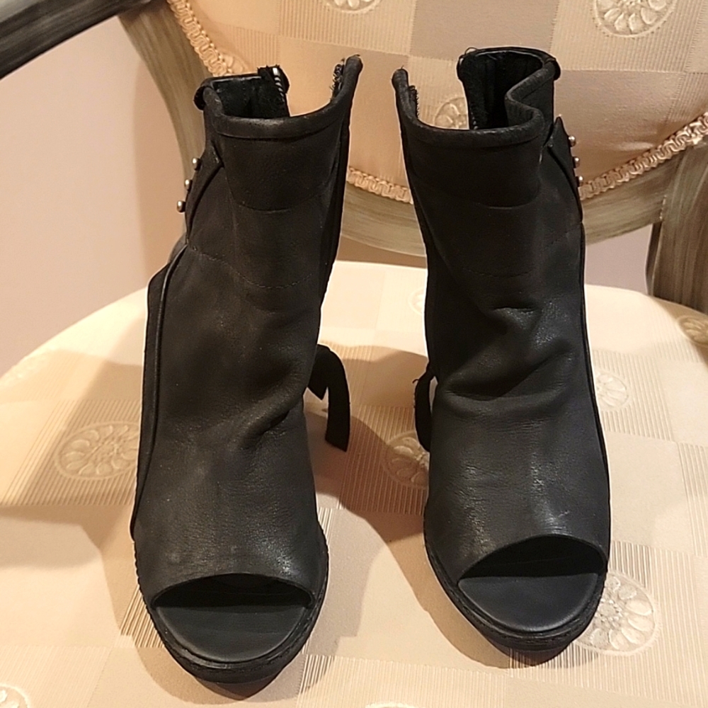 Dolce Vita beautiful sueded black oiled leather peep toe with side zipper
